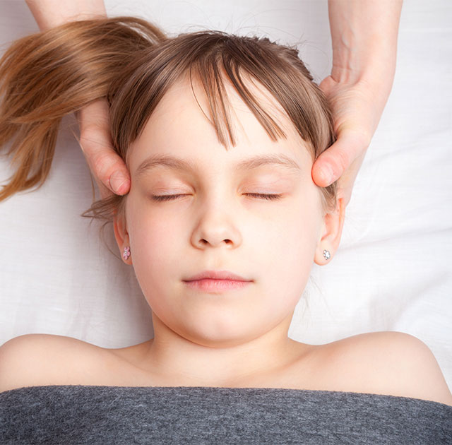 Les gestes de l'ostéopathe : tête