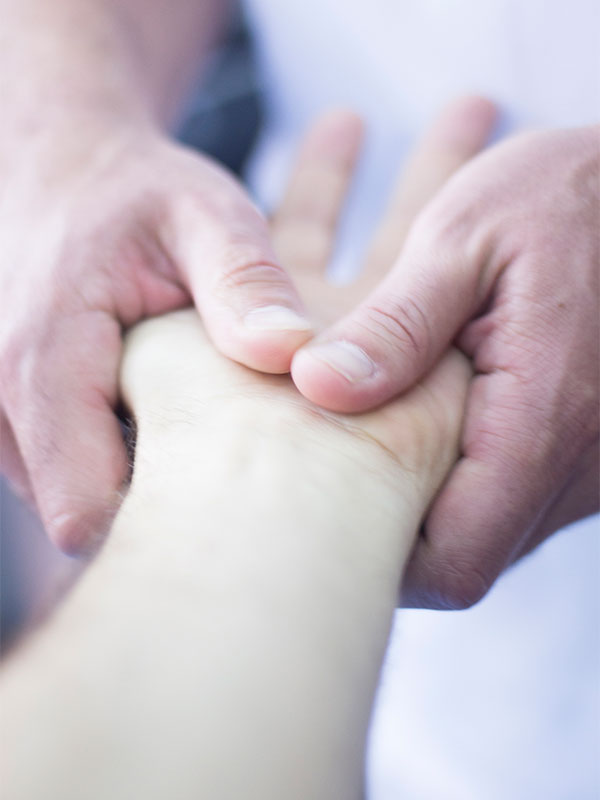 Les gestes de l'ostéopathe : main